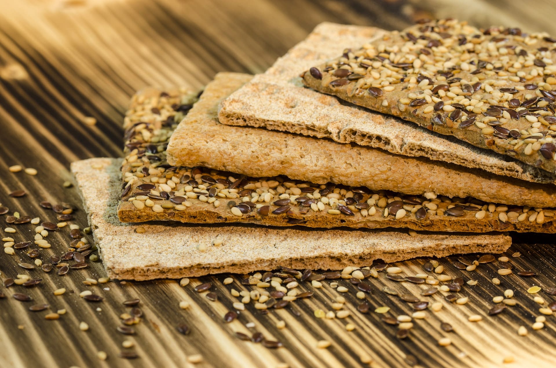 Knuspriges Vollkorn Knäckebrot mit Roggen Buchweizen YouFlake